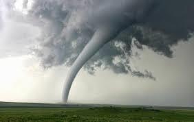 Tornado e temporali Il tornado (tromba d aria) è una violenta tempesta di vento. Appare come un lungo vortice d aria a forma di imbuto che si muove sul terreno a spirale.
