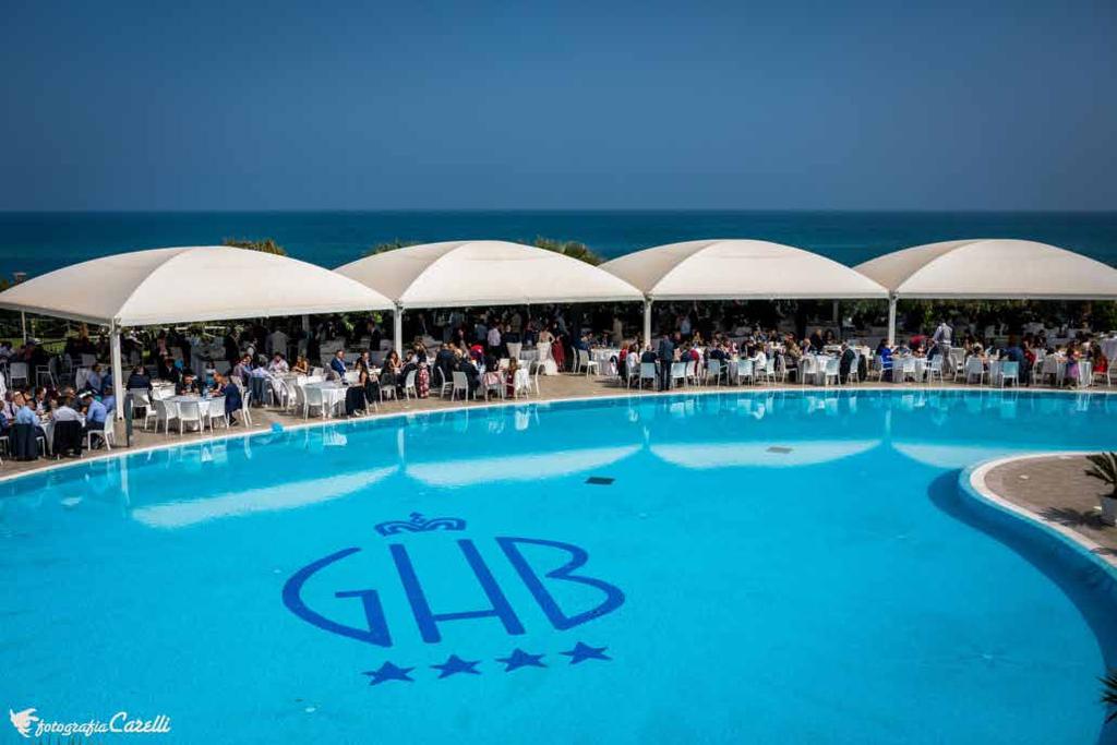 CALABRIA MARE GRAND HOTEL BALESTRIERI **** TORRE MELISSA (KR) 17 GIUGNO 1 LUGLIO 2019 15 giorni - 14 notti POSIZIONE Situato