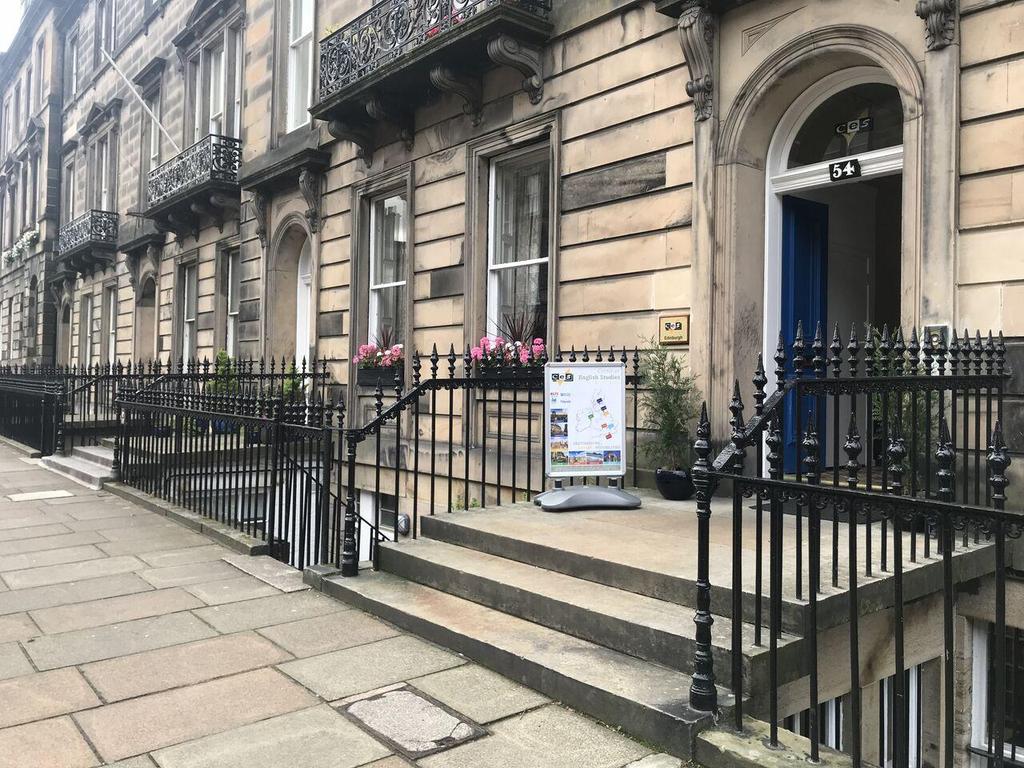 La scuola La scuola d'inglese CES di Edimburgo è circondata dalle principali mete turistiche della città; Edimburgo Castle, la Scottish National Gallery e il centro storico.