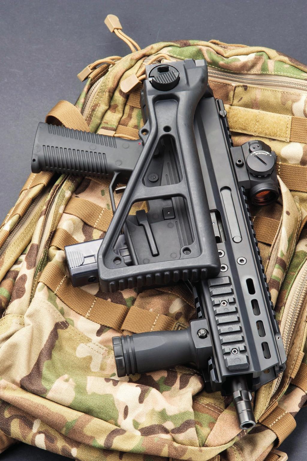 052 Ottima via di mezzo Nata per gli impieghi militari e di polizia, l Advanced Police Carbine è di Matteo Brogi ora disponibile anche per il mercato civile, in calibro 9 mm così come in.45 ACP.