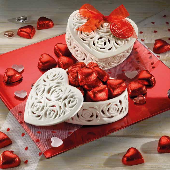 Confezionati con cuori di cioccolato al latte The heart shaped small cases in fine enameled ceramic with drilled roses decoration with milk chocolate hearts