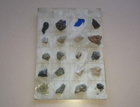 G-3 Tavola didattica di geologia Minerali del Piemonte La collezione comprende 20 minerali (ne mancano 2).
