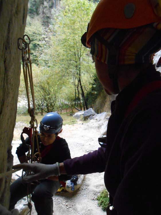 PALESTRA SPELEO AL COGOEON DI VALGADENA 24 ottobre Un evento aperto a tutti quanti hanno voluto iniziare ad approcciarsi alla tecnica di progressione speleologica su corda o approfondire tecniche