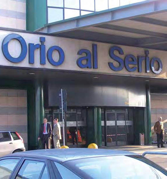 L aeroporto/the airport La presenza dell aeroporto di Orio al Serio a pochi km dalla Città di Bergamo rappresenta per il territorio un punto di forza cruciale, un ottima occasione per aprire le porte