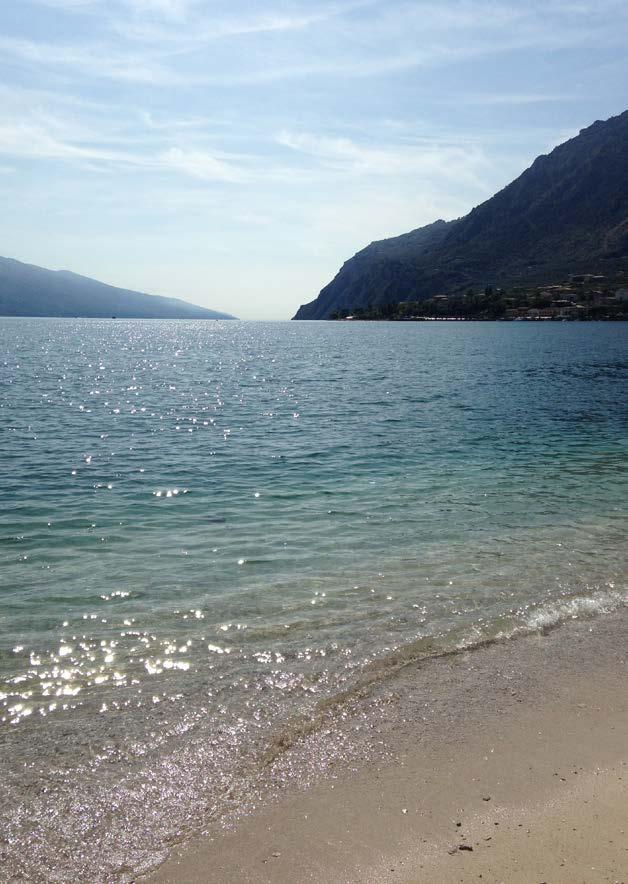 Le spiagge L intensa colorazione dell acqua con una marcata tonalità blu ed una notevole trasparenza fanno del lago di Garda una destinazione unica anche per gli amanti della vacanza squisitamente