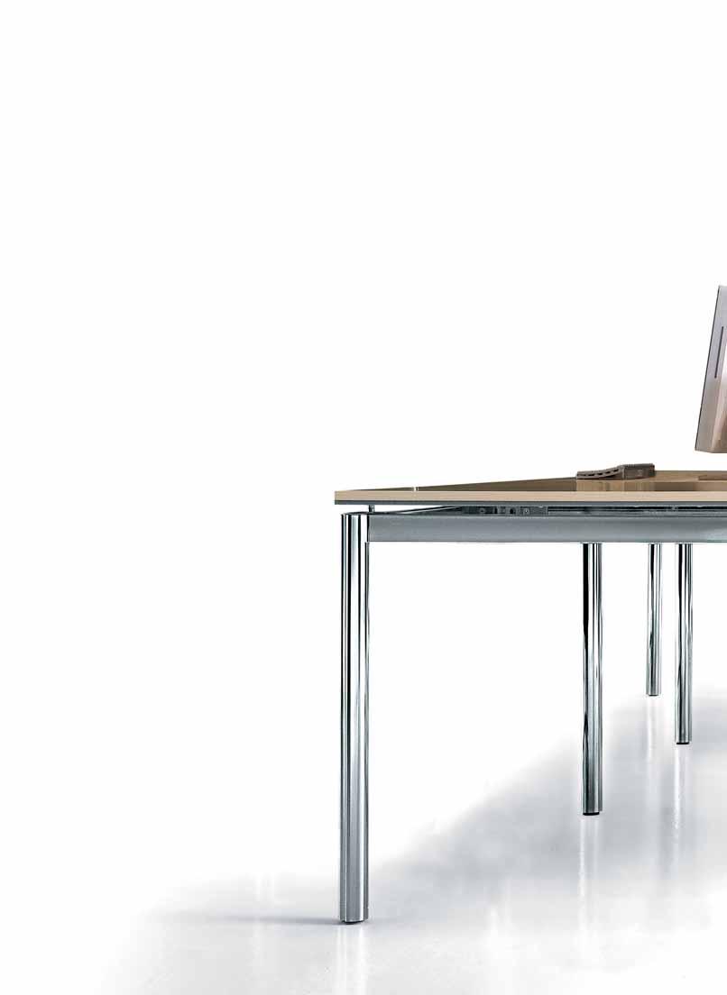 CHROMATIC GAMES BETWEEN THE TONDA CHROMED LEG AND THE LIGHT DESK TOP, combined with the colored fabric. The result is strong sign with an efficient functionality.