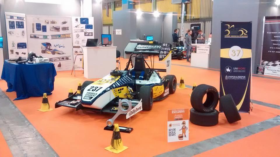 Progetto Formula Student Formula Student propone agli studenti di progettare e costruire una monoposto a ruote scoperte,