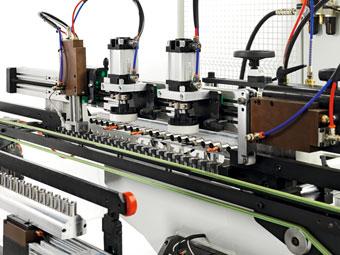 Quick, precise and smooth tooling through linear guide sliding system and runners on X axis, single sliding beam and display with magnetic rule where references are absolute.
