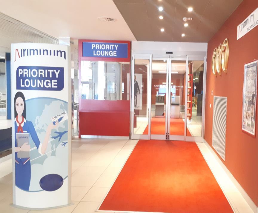 SERVIZI AL PASSEGGERO PRIORITY LOUNGE Nella zona check-in è disponibile una sala dove effettuare un check-in prioritario dedicato, dove poter attendere in riservatezza l orario di imbarco, usufruendo