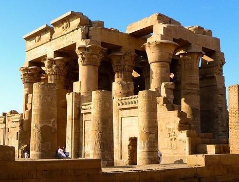Successivamente la parte esterna fu portata a termine da Ramesse II (1290-1224) che amplio la struttura.