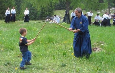 È indispensabile portare con sé, oltre a diversi keikogi e alle armi (bokken, jo,