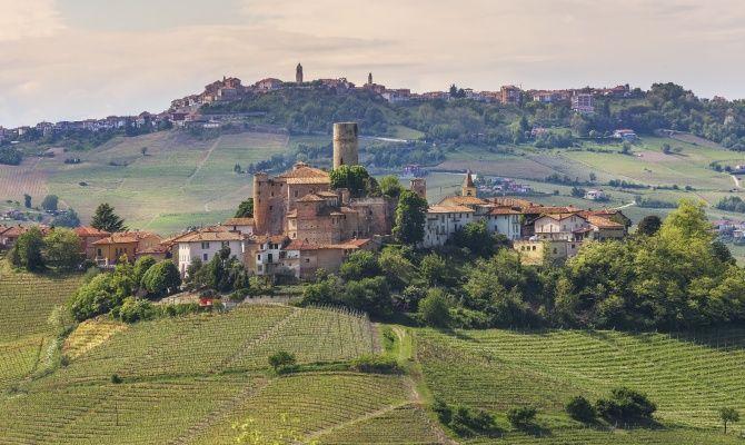 delle strade più spettacolari delle Langhe.