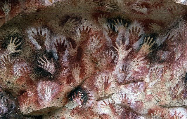 La Cueva de las Manos; il nome dice tutto, letteralmente "la caverna delle mani" è stata scoperta in una landa desolata della Patagonia, la regione desertica e freddissima del sud dell'argentina.