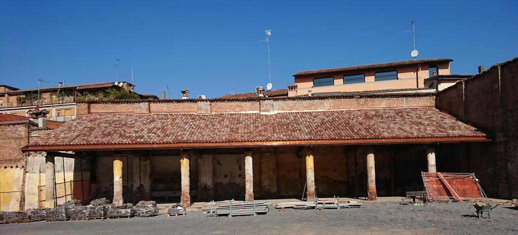 Porticato per sosta biciclette (mappale 29): edificato alla fine dell ottocento a ridosso del muro di confine, dopo il ripasso della copertura, il porticato si presenta ora con le colonne a sezione