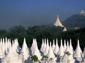 prototipo per tutte le altre pagode in Birmania. Seguirà visita ad altre pagode e templi tra i più importanti e scenografici, e alla fabbrica della bellissima lacca, tipica di Bagan.