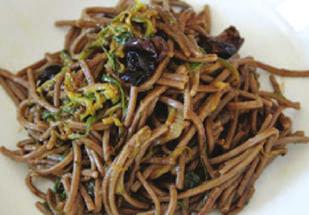 (zucchine, carote, germogli di soia, gamberi, calamari, vongole, surimi di granchio, uova) D05 YASAI SOBA - SPAGHETTI DI GRANO SARACENO SALTATI CON VERDURE (zucchine, carote, germogli di soia, uova)