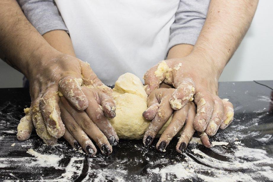 le tue ricette gluten free hanno più gusto RICETTA PER PANE MIX CHEF INGREDIENTI: - 500g Farina Mix Chef - 500ml Acqua - 10g Lievito - 1 Cucchiaino di sale - 20g Olio - Versare in una ciotola il