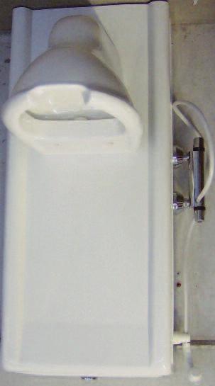 1 Parete attrezzata completa di cassetta, doccetta, termostato e WC a terra disabili Equipped cabinet