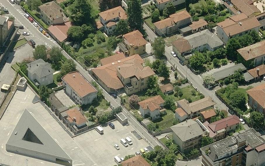 (m) 24 Relazione con gli altri edifici ed il contesto urbanistico: Edificio a pianta geometrica irregolare che sorge in area residenziale A3 DESCRIZIONE Periodo di costruzione