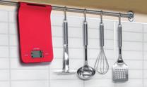 230x160x29 Capiente contenitore da 1,5 L Si appende all asta della cucina Capacità max 5 kg Graduazione 1 g Display digitale 40x19 mm Contenitore da 1,5L Sensori ad alta precisione Pesa anche i