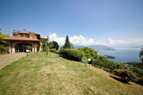 Villa am Maggiore See Stresa mit Blick auf den Borromeo Golf zum Verkauf.