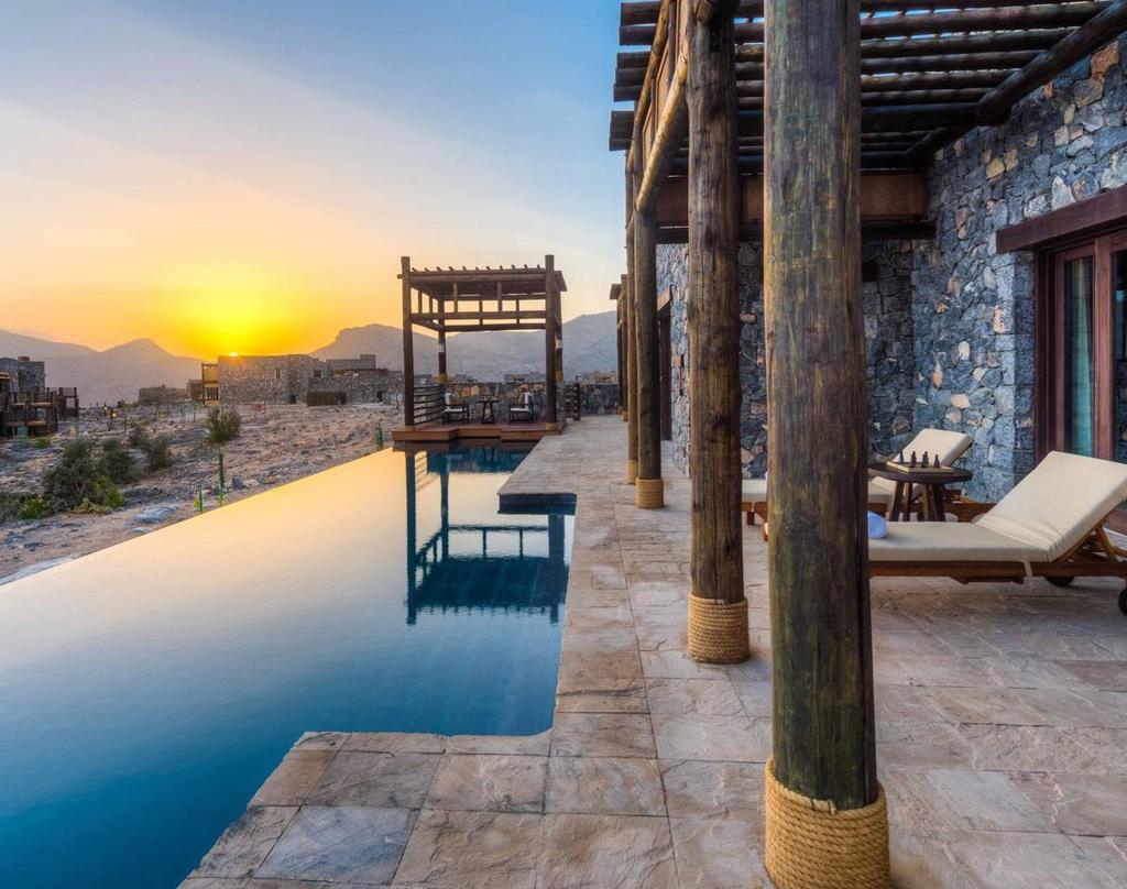 Terminata la visita di Nizwa si partirà per Birkat Al Mauz, deliziosa oasi che ha molto da offrire dal punto di vista scenico. Si continuerà per Jabal Akhdar, considerato il tetto dell Oman.