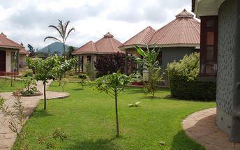 P a g i n a 6 Giorno 1: Arusha Planet Lodge, Arusha (mer, 10 luglio) Arusha Situata ai piedi del Monte Meru, la città di Arusha è conosciuta come la capitale per il safari nella Tanzania