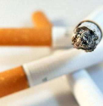 L ABITUDINE AL FUMO DI SIGARETTA Fumo di sigaretta Secondo i dati PASSI nel Distretto di nel Frigna il 1 delle persone intervistate tra i 18 e i 69 anni fuma sigarette.