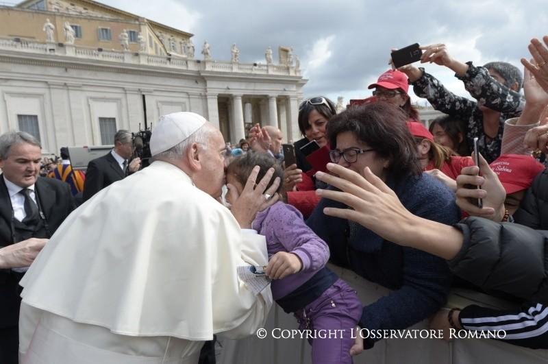 da Gerusalemme a Gerico il sacerdote e il levita si imbattono in un uomo moribondo, che i briganti hanno assalito, derubato e abbandonato.