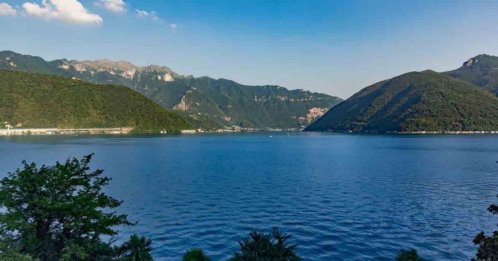 UNA VISTA MOZZAFIATO I riflessi del sole che durante il giorno si proiettano sulle acque del lago e le luci delle case sulle sponde che di sera fanno da cornice, creano un quadro che solo la natura