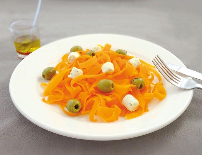 pers. TAGLIATELLE DI CAROTE CON OLIVE E FORMAGGIO ALL AGLIO ED ERBE AROMATICHE Di Victorine Cottereau, dipendente francese di Vilmorin-Mikado e food blogger.