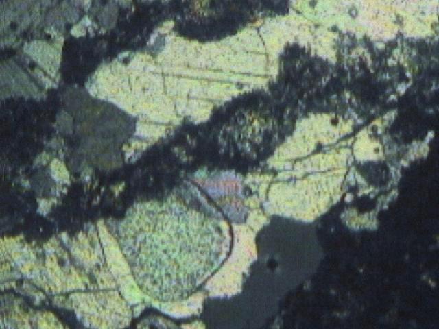 Questo campione, pur avendo come principale elemento costituente la calcite, è caratterizzato dalla presenza di due vene con paragenesi mineralogica differente.