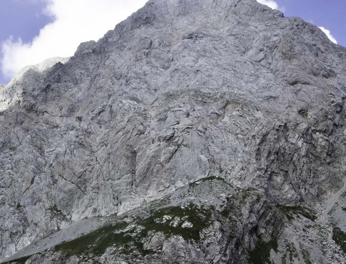 4 - Cime Capo Lago (Alta) E sicuramente il settore più articolato poiché comprende tiri su calcare compattissimo e spittatura ravvicinata e tiri che a differenza dei precedenti si avvicinano per