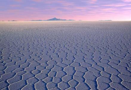 Dall alto c è una vista impressionante sull area circostante. Pranzo nel mezzo del Salar. il nostro staff organizzerà un vero e proprio pranzo nel mezzo del deserto di sale.