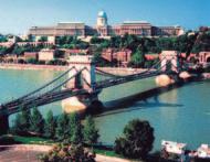 Budapest All Inclusive uno splendido panorama sul Danubio e sui ponti che lo attraversano. Pranzo in ristorante.