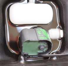Per rimuovere la pompa è necessario ruotarla in posizione verticale (fig. 4.