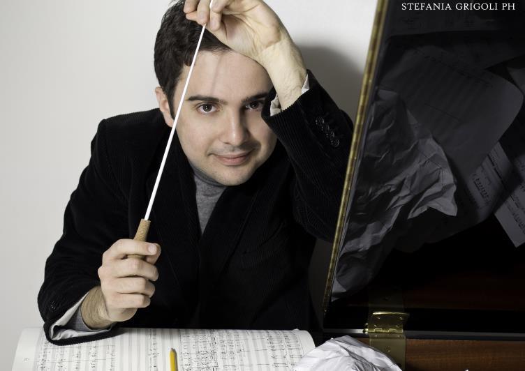 Alberto Maniaci, direttore d orchestra, compositore e pianista siciliano, è nato a Palermo nel settembre del 1987.