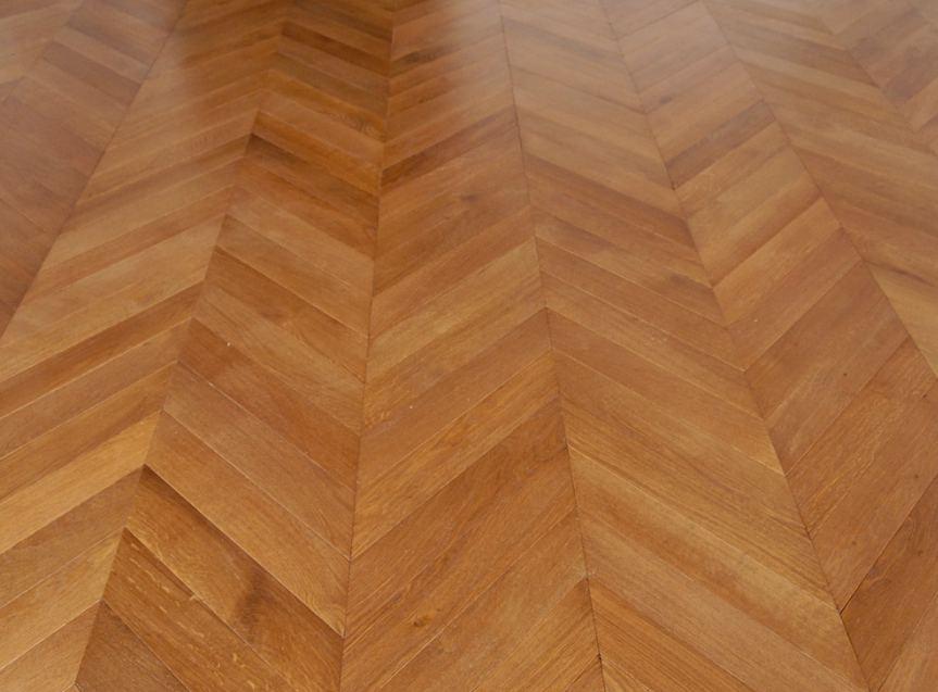 30gg PAVIMENTO PREFINITO A 2 TRATI A PINA FRANCEE 45 CHEVRON LEGNO NOBILE mm 4 FORMATO mm 10X90X510 MATERIALE CON LAVORAZIONE A PIGOLO VIVO OLO PER EENZA TEAK, FORMATO mm 14x90x600 CON FINITURA