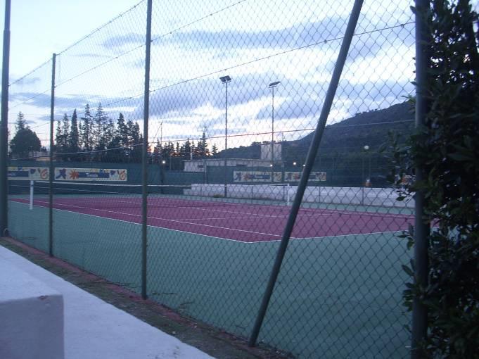 Nella struttura sono presenti inoltre 2 campi da tennis dotati di