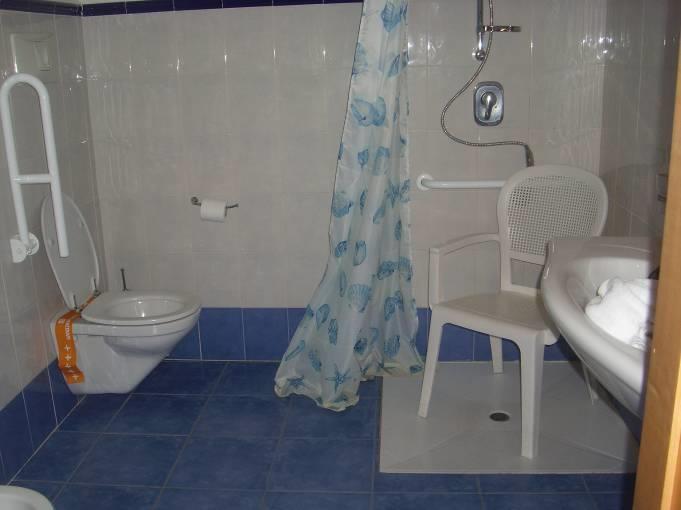 SERVIZI IGIENICI NELLE CAMERE ADATTATE PER OSPITI CON MOBILITA RIDOTTA I bagni sono spaziosi (180X210 cm) e ben adattati per persone con