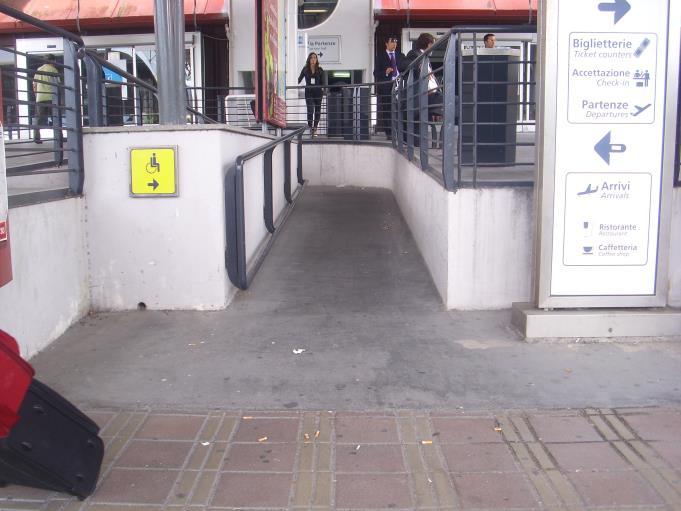 All esterno dell aerostazione, il marciapiede antistante il terminal è provvisto di rampe di accesso