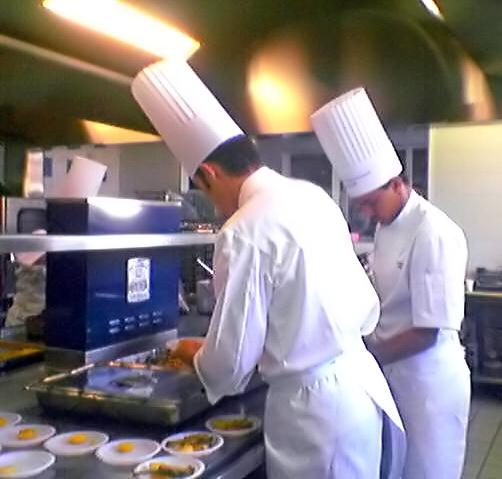 gli altri Chef... Se la brigata di cucina è molto numerosa, anche il resto del personale lo è... e si può arrivare ad avere anche più di 100 operatori in tutta la struttura alberghiera.