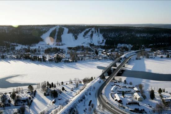 Rovaniemi non è solamente conosciuta come la città di Babbo Natale ma offre anche una scelta variegata di attività invernali: raid in motoslitta di un