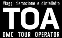 Constateremo che uomini e donne vestono gli stessi abiti, un ampia casacca di lana stretta ai fianchi da una fascia alta, berremo il loro tè, ascolteremo le loro musiche,