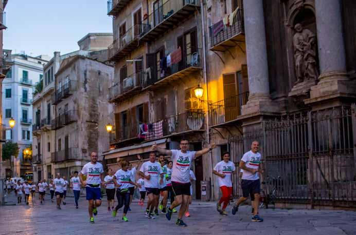 del ristoro in resina di mais PLA perfettamente biodegradabili punto di partenza-arrivo perfettamente pulito pochi minuti dopo la fine dell evento segnakilometri umani staffette in bicicletta 38