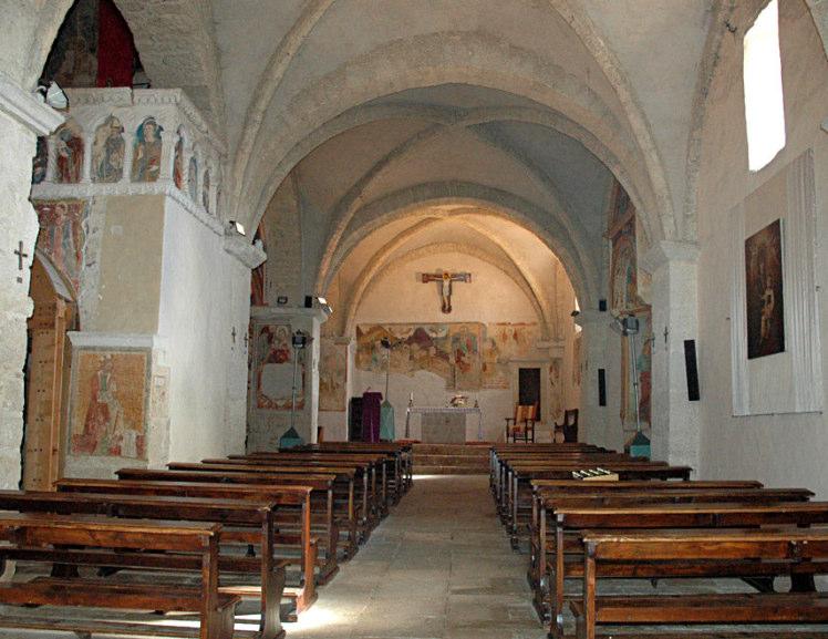 Interni e particolare affreschi Chiesa