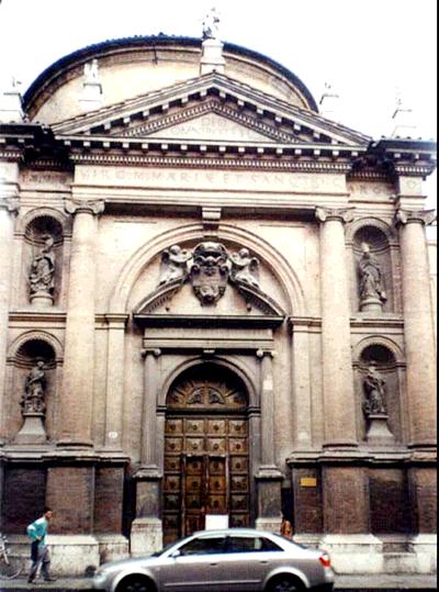 ospitano le statue scolpite nel 1725 da Angelo Putti. l portale, anch esso in nicchia, è sormontato da un timpano spezzato e decorato da uno scudo gentilizio sorretto da angeli.