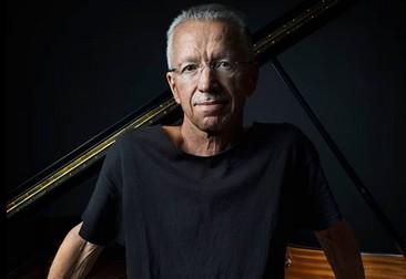 1 Like 1 Tweet 1 Atmosfera di grande suggestione per il concerto del grande pianista che festeggia al Massimo napoletano i suoi 70 anni NAPOLI Keith Jarrett ha scritto un altra importante pagina