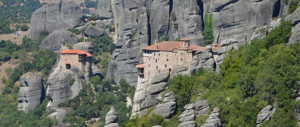 cielo, si ergono i famosi Monasteri considerati esemplari unici di arte Bizantina che custodiscono all interno grandi tesori storici e religiosi.