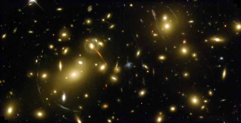 Lenti Gravitazionali Immagine creata dalla lente Ammasso in primo piano Immagini di galassie create da un ammasso Galassia sullo